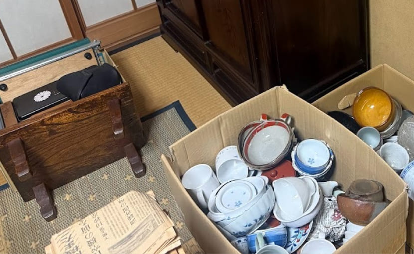 岡山市中区平井での骨董品・茶道具・食器の出張買取風景
