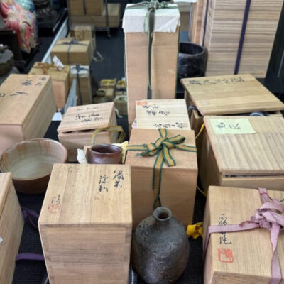 倉敷市の蔵の美本店に持ち込み査定された備前焼の茶器や花入れなどの写真