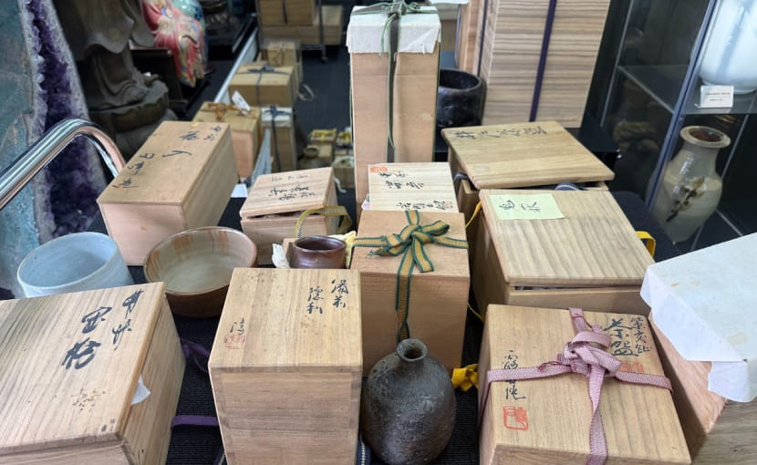 倉敷市の蔵の美本店に持ち込み査定された備前焼の茶器や花入れなどの写真