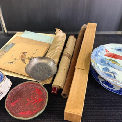 蔵の美本店で持ち込み査定した買取商品の掛け軸、大皿、小皿、色紙などの画像