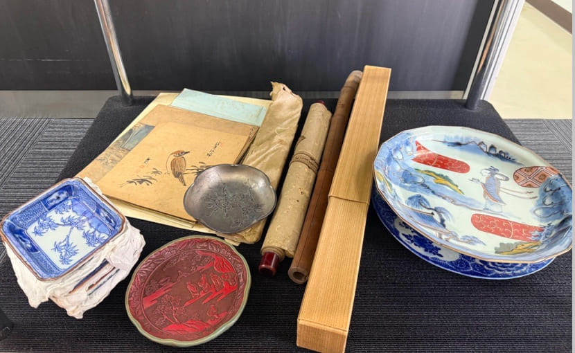 蔵の美本店で持ち込み査定した買取商品の掛け軸、大皿、小皿、色紙などの画像