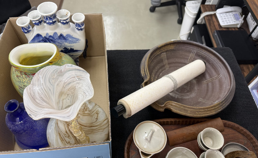 倉敷市在住のお客様の店頭持ち込みで査定した煎茶道具、花瓶、掛軸、鉢、工芸品などの一部の写真