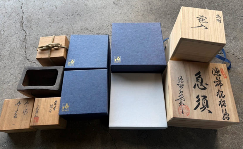 倉敷市東塚で訪問査定した備前焼の花入れや煎茶道具、食器類や工芸品の一部の画像