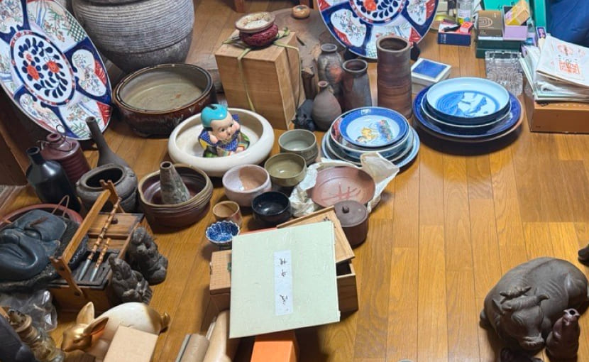 岡山市南区在住のお客様宅で出張査定した備前焼、大皿 、花入れ 、徳利 、工芸品、他の写真