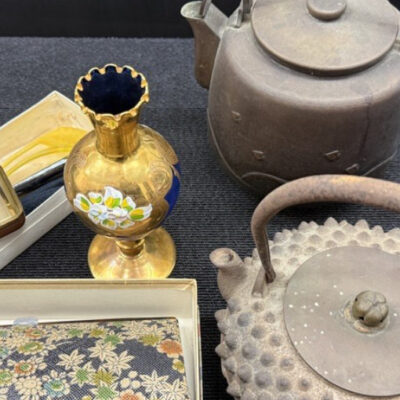 岡山市北区在住のお客様の店頭持ち込みで査定した鉄瓶、煎茶道具、工芸品、貴金属などの一部の写真