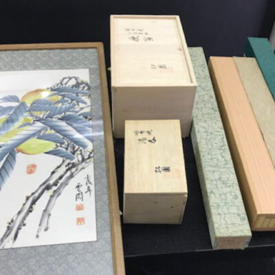 飛び込み来店のお客様の店頭持ち込みで査定した工芸品、湯飲み、掛軸の画像