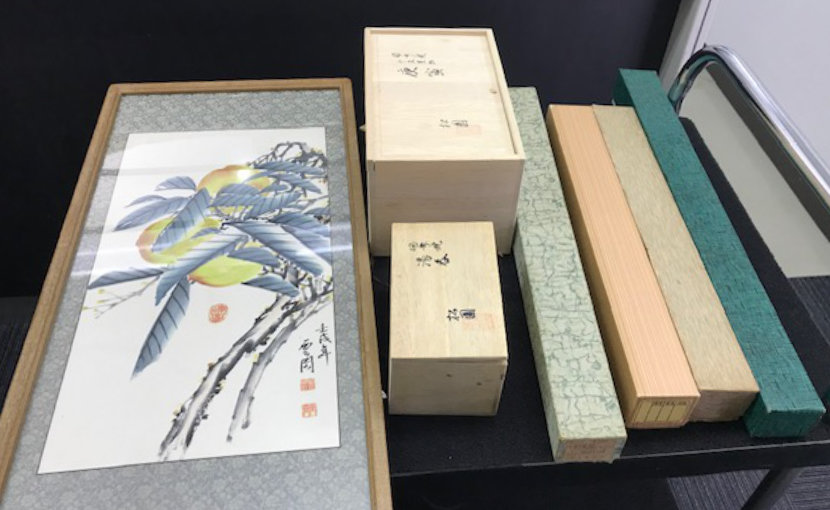 飛び込み来店のお客様の店頭持ち込みで査定した工芸品、湯飲み、掛軸の画像