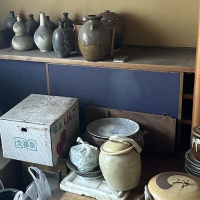 浅口市鴨方町で査定した壺や花器、陶器や食器類の写真