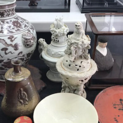 岡山県玉野市在住のお客様の店頭持ち込みで査定した備前焼、壺、香炉、花入れ、棗、皿、工芸品の一部の写真