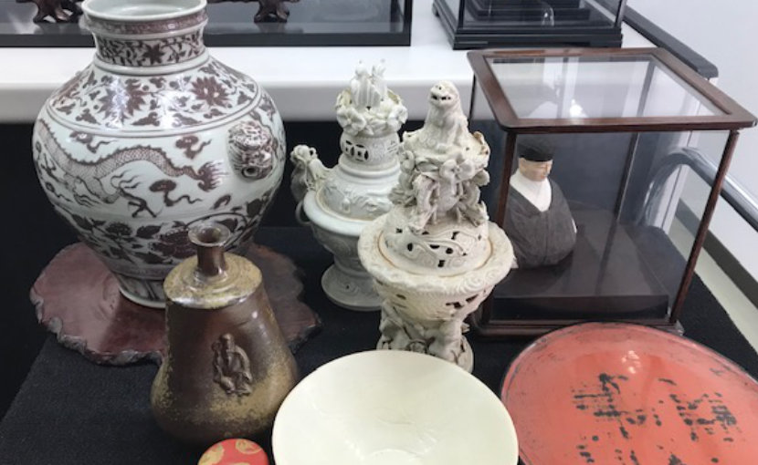 岡山県玉野市在住のお客様の店頭持ち込みで査定した備前焼、壺、香炉、花入れ、棗、皿、工芸品の一部の写真