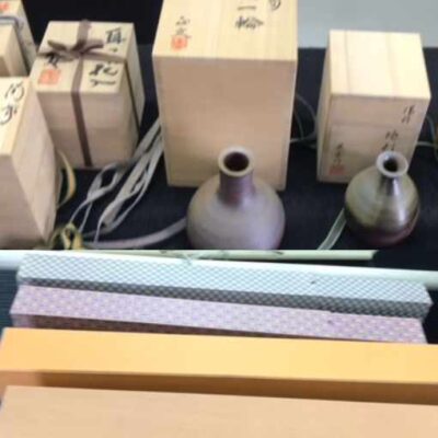 総社市在住のお客様の店頭持ち込みで査定した備前焼、花瓶、壺、酒器、掛軸の写真